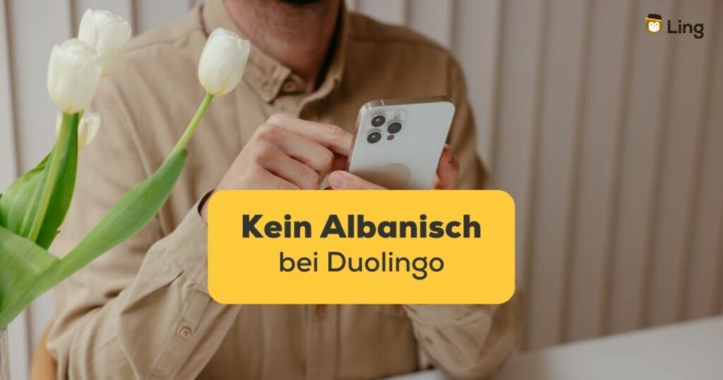 Mann hat Handy in der Hand und wundert sich warum es kein Albanisch bei Duolingo gibt, aber es gibt zwei wunderbare Alternativen