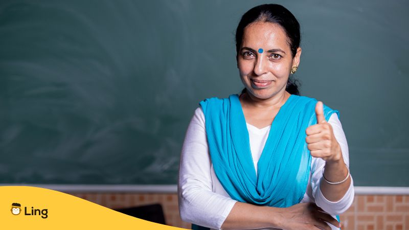 Eine indische Lehrerin zeigt den Daumen hoch