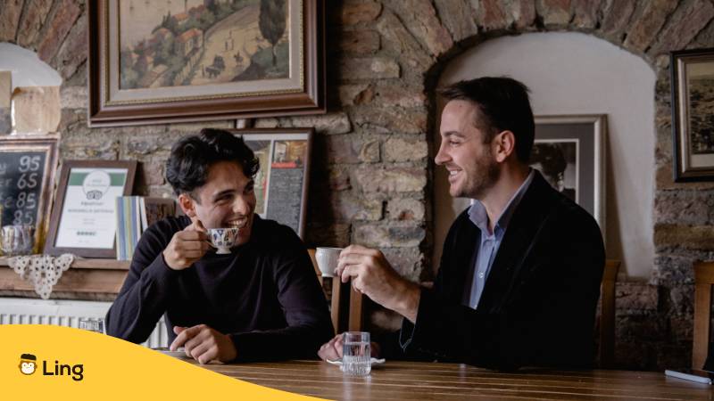 Freunde Trinken Türkischen Kaffee Im Cafe