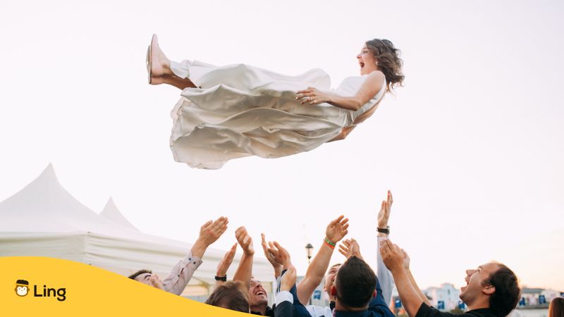 lithuanian wedding traditions - bride lift