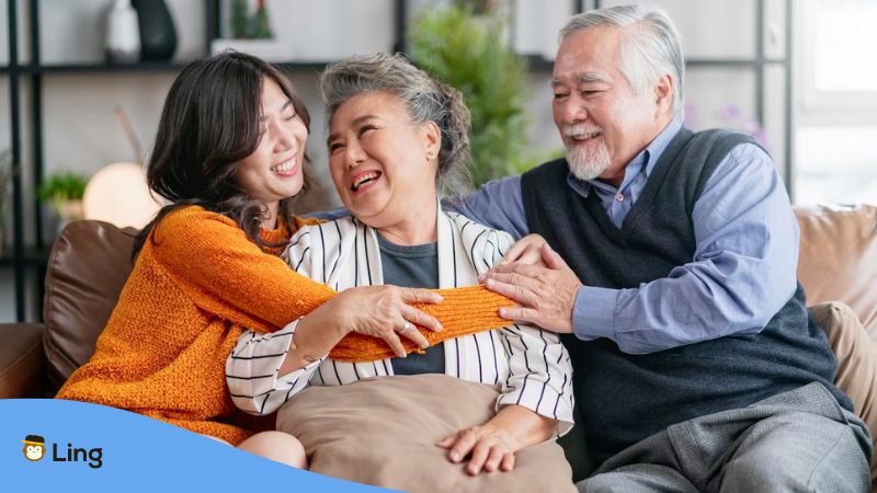 A photo of grandparents happy with their granddaughter saying polite Cantonese phrases to them.