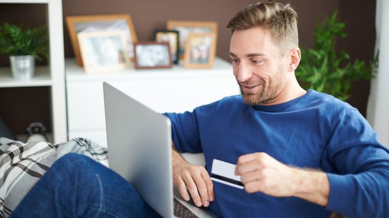 An Assimil male user paying online with his credit card for a month of subscription.