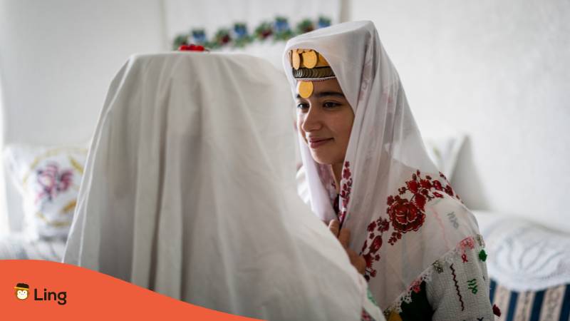 Mutter und Tochter in Bosnien in traditioneller bosnischer Kleidung für die Hochzeit in Bosnien
