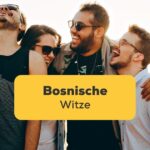 4 Freunde stehen zusammen und lachen über bosnische Witze