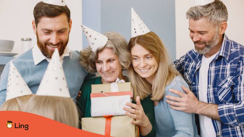 Familie Feiert Gemeinsam Geburtstag In Bosnien