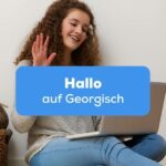 Georgische Frau winkt in den Laptop und sagt Gamarjoba Hallo auf Georgisch