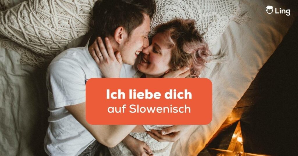Slowenisches Paar liegt im Bett und kuschelt und sagt Ich liebe dich auf Slowenisch