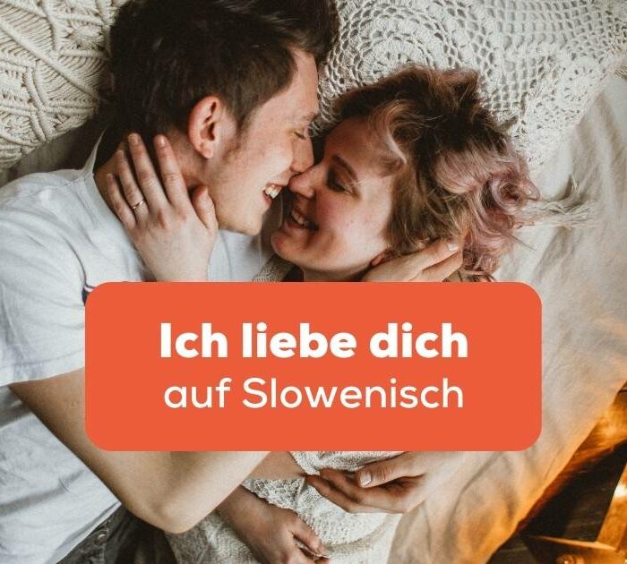 Slowenisches Paar liegt im Bett und kuschelt und sagt Ich liebe dich auf Slowenisch