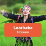 Laotische Frau in traditioneller Tracht streckt ihre Arme in die Luft und freut sich, dass sie beliebte laotische Namen kennt