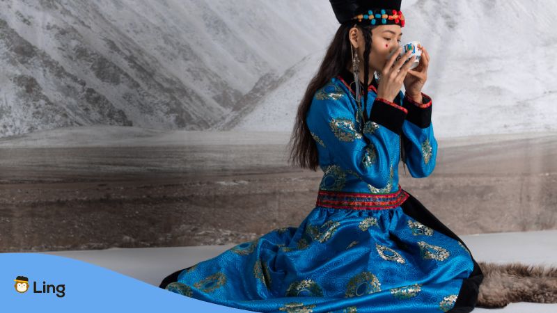 eine Frau aus der Mongolei trinkt
