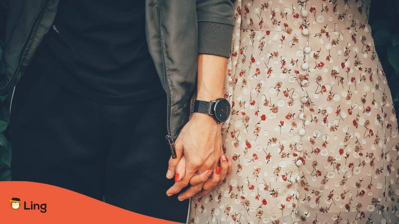 Paar in Georgien hält Händchen und sagt sich romantische Sätze um die Liebe zu erwidern auf Georgisch