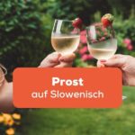 Zwei Frauen stossen mit Sektgläsern in Slowenien an und sagen Prost auf Slowenisch