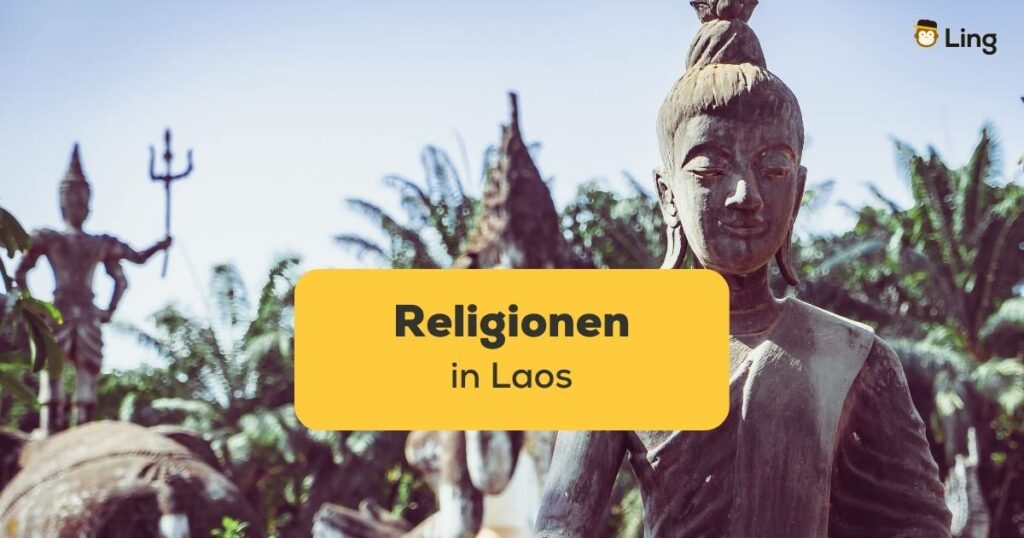 Steinerne Buddhastatuen steht für eine der Religionen in Laos dem Buddhismus