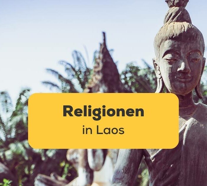 Steinerne Buddhastatuen steht für eine der Religionen in Laos dem Buddhismus