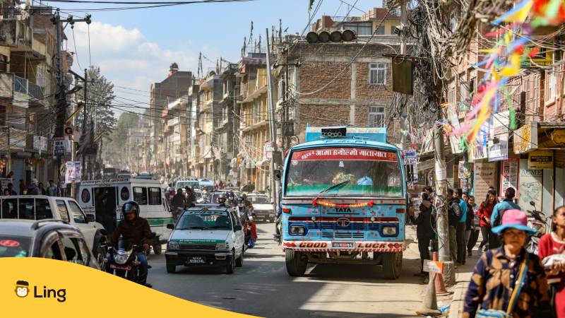 Verkehr auf der Straße in Nepal wie Bus und Taxi