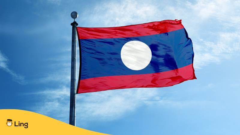 Laotische Flagge weht am Himmel