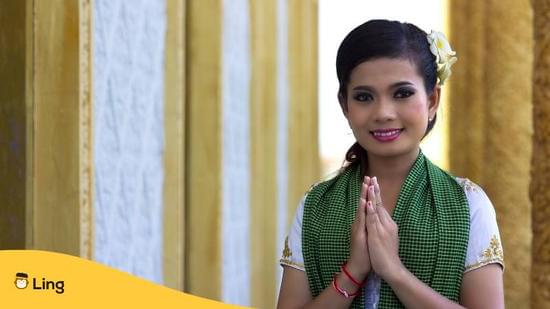 Junge Frau freut sich, dass Reisende Khmer Sätze für Reisen in Kambodscha lernen