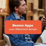 Mann sitzt mit seinem Handy in einem Café und sucht nach den besten Apps zum Albanisch lernen bei Ling