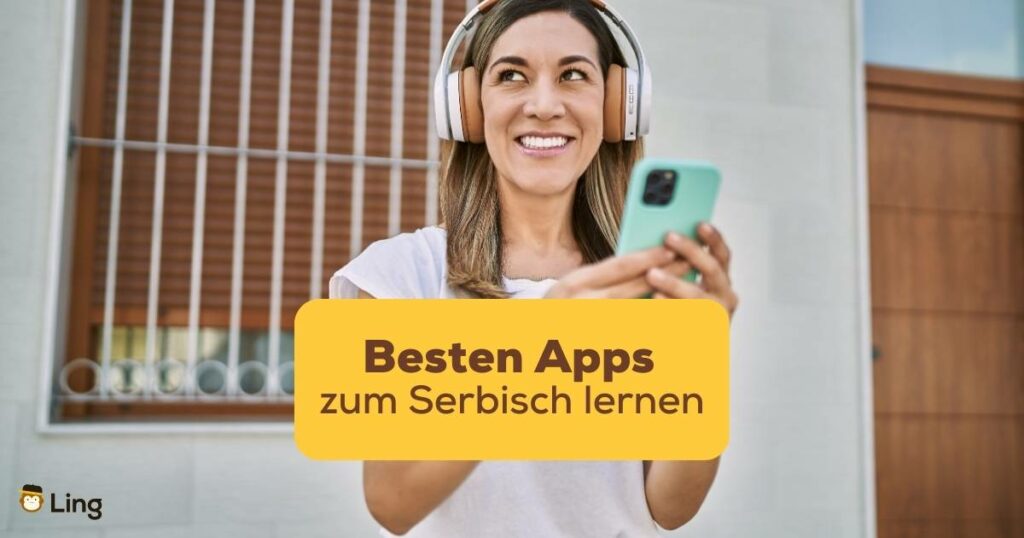 Blonde Frau mit Kopfhörern und Smartphone in der Hand entdeckt mit Ling die besten Apps zum Serbisch lernen