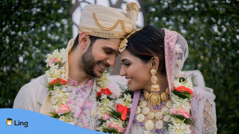 Glückliches indisches Paar auf ihrer Hochzeit sagen sich Ich liebe dich auf Tamil