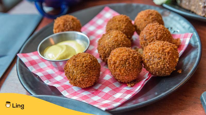Bitterballen sind frittierte Rindfleischbällchen und ein bekannter niederländischer Snack