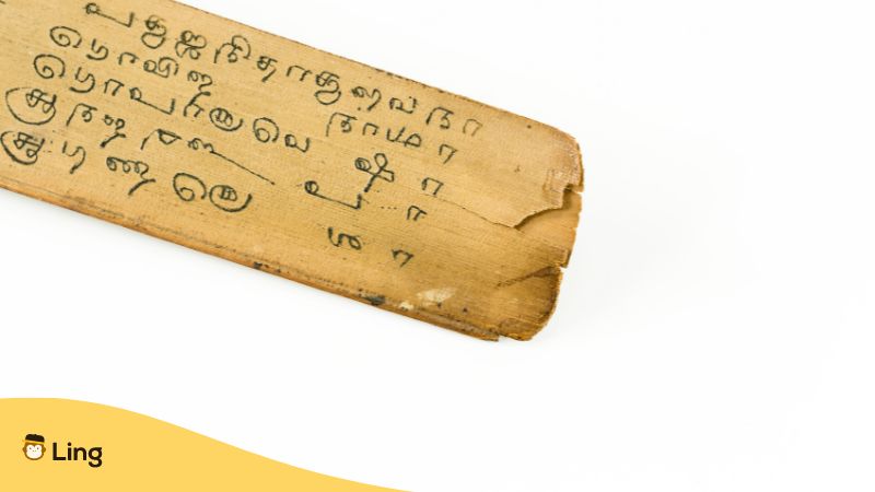 Tamilische Schrift auf einem Stück Holz
