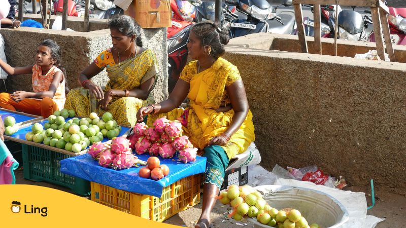 Tamilische Frauen verkaufen Früchte auf einem Markt