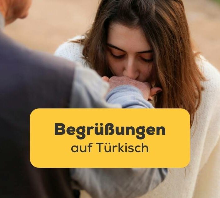 Junge Frau küsst die Hand einer älteren Respektsperson als eine der Begrüßungen auf Türkisch