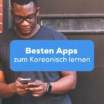 Mann lehnt an einer Backsteinwand mit einem Handy in der Hand und lernt mit der Ling-App, da sie eine der besten Apps zum Koreanisch lernen ist