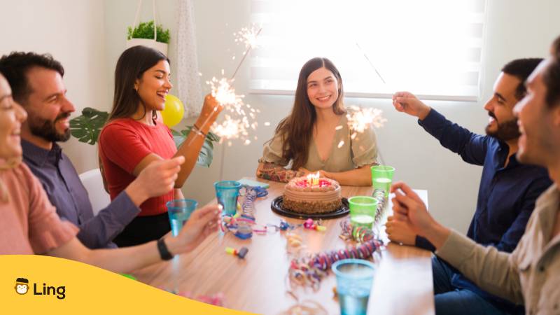 Freunde feiern gemeinsam Geburtstag und singen Alles Gute zum Geburstag auf Slowenisch dank der Ling-App