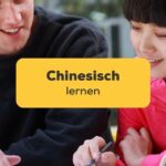 Westlicher Mann und chinesische Frau sitzen zusammen zum Chinesisch lernen