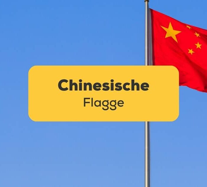 Chinesische Flagge weht im Wind beim blauen Himmel