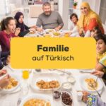 Türkische Familie, die gemeinsam am Esstisch sitzt und isst