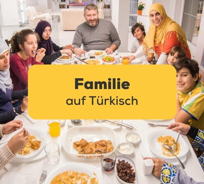 Türkische Familie, die gemeinsam am Esstisch sitzt und isst
