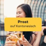 Drei Freundinnen stoßen gemeinsam mit Bier and und sagen Prost auf Kantonesisch