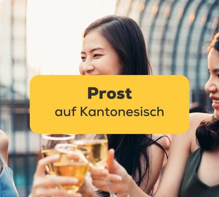 Drei Freundinnen stoßen gemeinsam mit Bier and und sagen Prost auf Kantonesisch