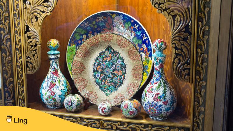 Bunte türkische Keramikwaren werden in einem Schaufenster ausgestellt