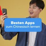 Junger Mann hält sein Handy hoch und ist erstaunt über die besten Apps zum Chinesisch lernen mit der Ling-App