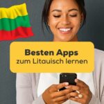 Frau schaut lächelnd auf ihr Handy weil sie mit der Ling-App die besten Apps zum Litauisch lernen gefunden hat