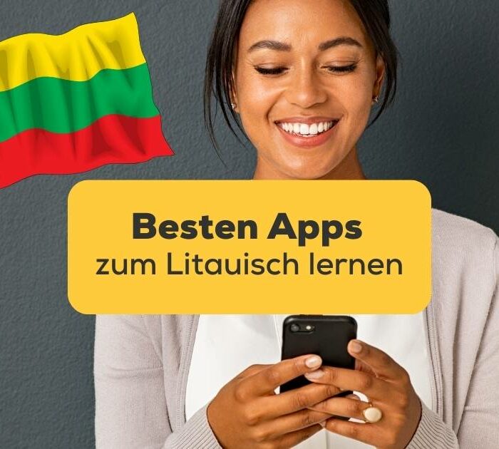 Frau schaut lächelnd auf ihr Handy weil sie mit der Ling-App die besten Apps zum Litauisch lernen gefunden hat