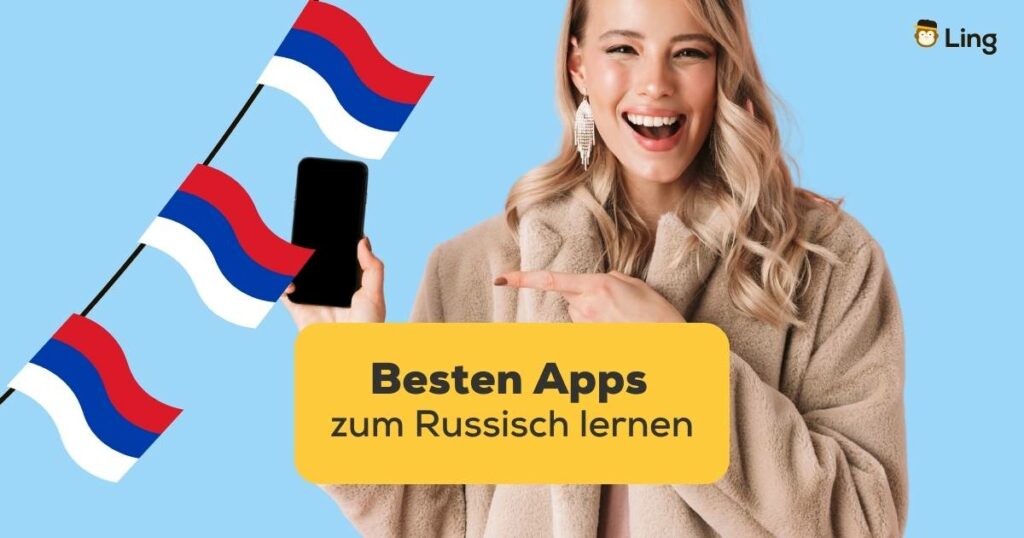Blonde Frau zeigt begeistert auf ihr Handy nach dem sie nach den besten Apps zum Russisch lernen gesucht hat und die Ling-App gefunden hat