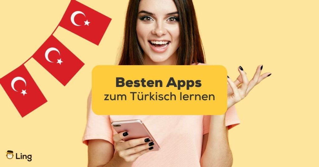 Dunkelhaarige Frau hält Handy in der Hand und recherchiert nach den besten Apps zum Türkisch lernen und hat die Ling-App gefunden