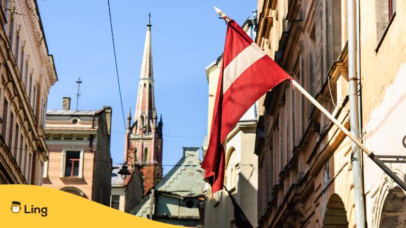 Lettische Flagge hängt in der Straße