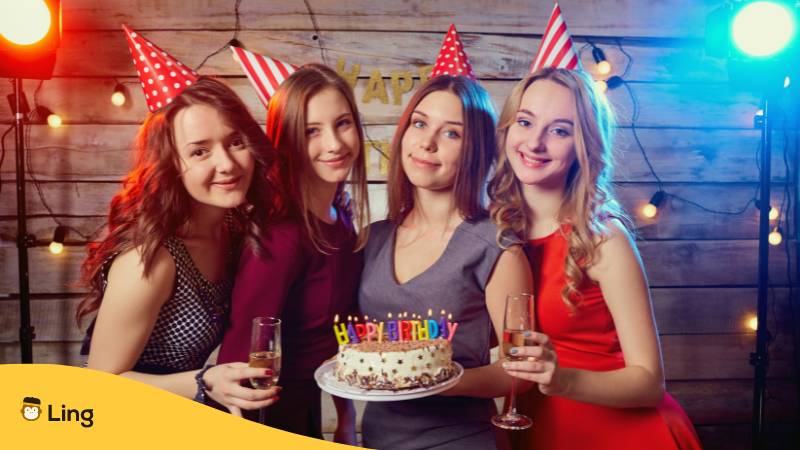 Vier Frauen gemeinsam auf einer Geburtstagsfeier in der Ukraine