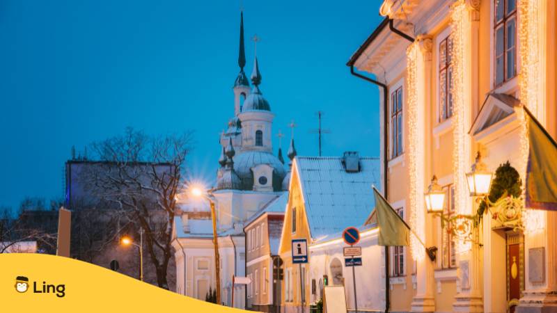Blick auf die estnische Stadt Parnu im Winter mit Schnee auf den Dächern und Weihnachtsbeleuchtung ist eine der Städte in Estland, die du mit der Ling-App entdecken kannst