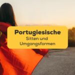Frau hält portugiesische Flagge in der Hand im Sonnenuntergang und vermittelt portugiesische Sitten und Umgangsformen in der Ling-App