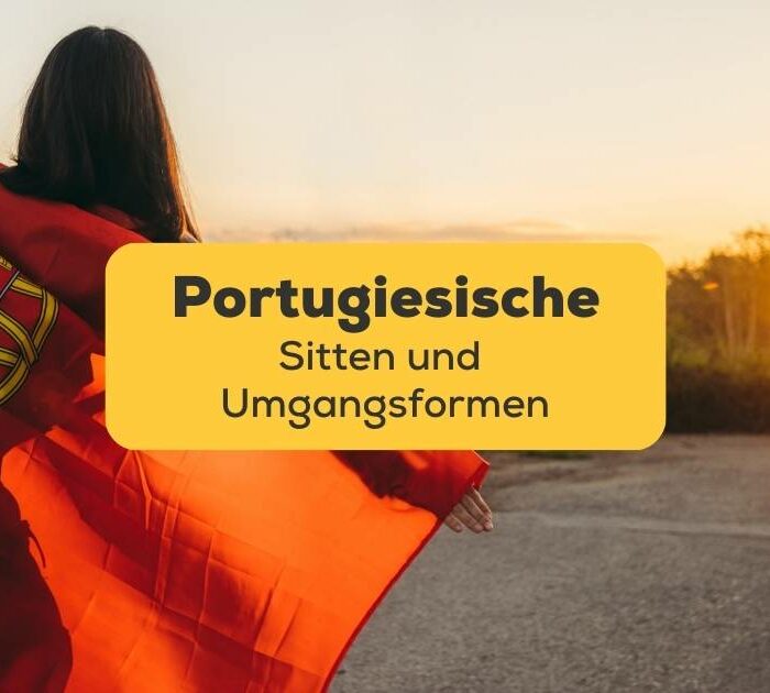 Frau hält portugiesische Flagge in der Hand im Sonnenuntergang und vermittelt portugiesische Sitten und Umgangsformen in der Ling-App