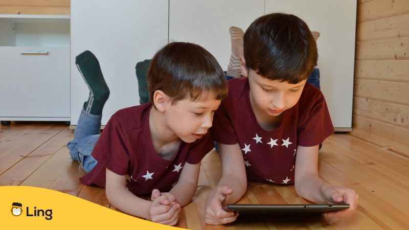 Serbian apps for kids - two kids using tablet