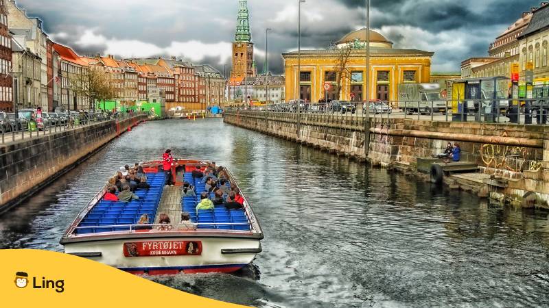 Touristenboot auf einem Kanal in Kopenhagen in Dänemark
