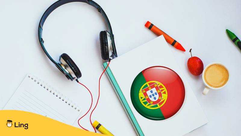 Kopfhörer mit Notizblock auf dem die Portugal Flagge zu sehen ist und eine Frage die sich viele stellen, ist Portugiesisch schwer zu lernen? 